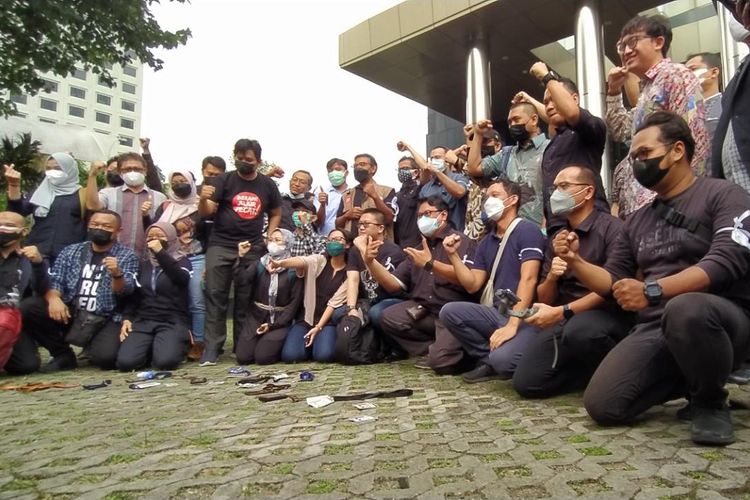 57 pegawai yang dipecat akibat tidak lolos TWK melakukan aksi simbolik melempar kartu identitas kepegawaiannya di depan Gedung Merah Putih KPK, Jakarta, Kamis (30/9/2021).