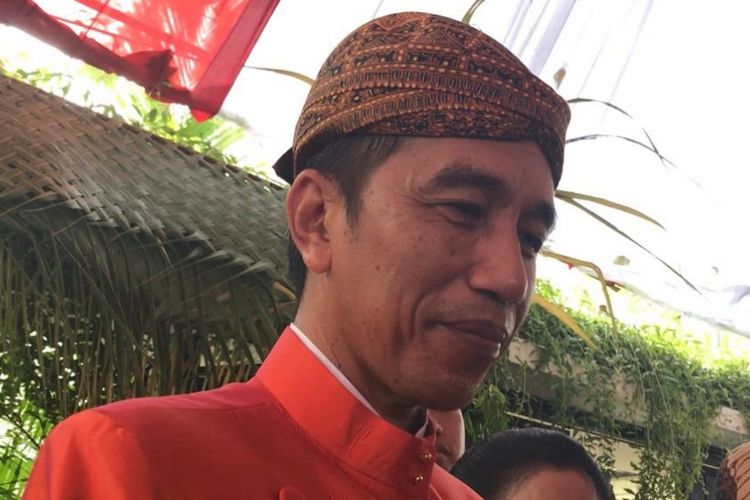 Presiden Joko Widodo seusai mengikuti siraman Kahiyang Ayu.