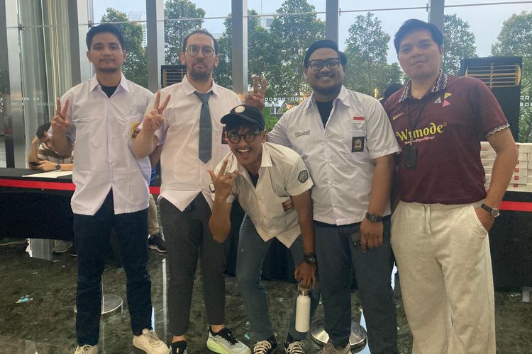 Karyawan Kompas.com mengenakan kostum bertema Back to School untuk meramaikan puncak HUT Ke-30 Kompas.com di Menara Kompas, Jakarta Pusat, pada Senin (15/9/2025).