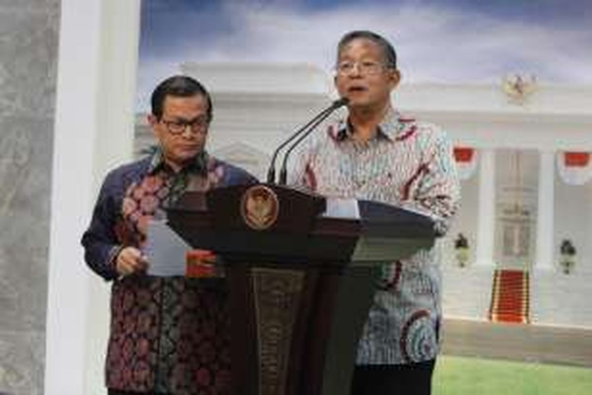 Menko Perekonomian Darmin Nasution (kanan) didampingi Sekretaris Kabinet Pramono Anung, mengumumkan Paket Kebijakan Ekonomi XI, di Kantor Presiden, Kompleks Istana, Jakarta, Selasa (29/3/2016).