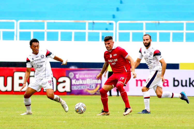 Pemain asing Persis Solo Fernando Rodrigues dijaga 2 pemain Arema FC saat pertandingan pekan ke-13 Liga 1 2022-2023 yang berakhir dengan skor 2-1 di Stadion Jatidiri Semarang, Minggu (11/12/2022) sore.