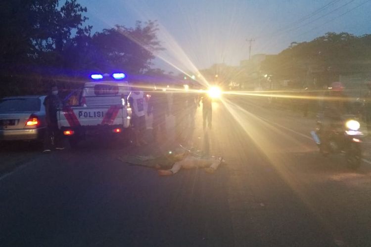 Petugas mengevakuasi korban kecelakaan di JLS Ambarawa