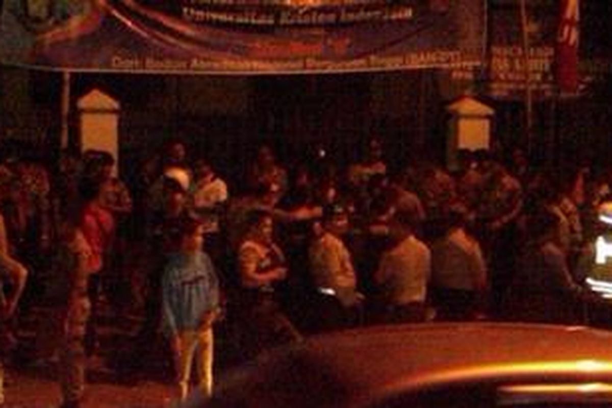 Ilustrasi: Suasana pascabentrokan antara mahasiswa Universitas Kristen Indonesia di Jalan Diponegoro, depan RS Cipto Mangunkusumo, Jakarta Pusat, Rabu (14/3/2012).
