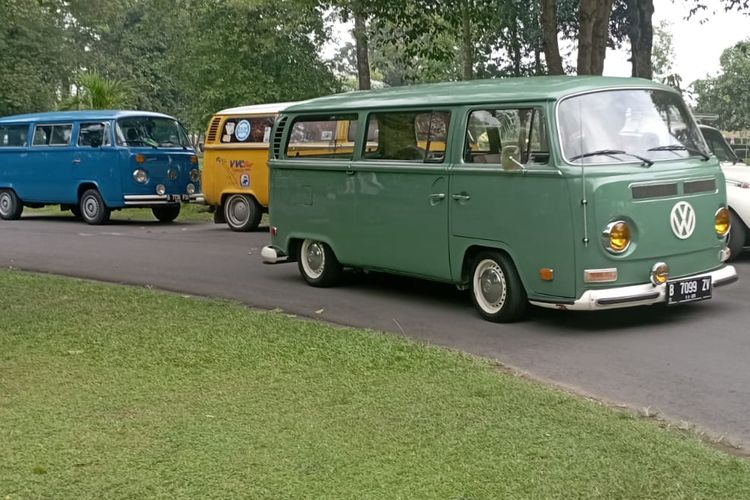 VW Kombi parkir di pinggir jalan