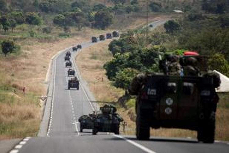 Konvoi kendaraan militer Perancis dari Kamerun menuju wilayah Afrika Tengah yang sedang bergolak. Perancis mengerahkan sebanyak 1.600 personel militernya untuk membantu memulihkan kondisi di Afrika Tengah.