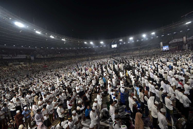 Massa pendukung pasangan capres dan cawapres nomor 02 Prabowo-Sandiaga melaksanakan salat subuh berjamaah di Stadion Utama Glora Bung Karno, Jakarta, Minggu (7/4/2019).