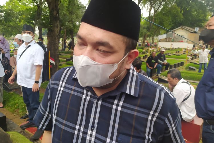 Menantu Fahmi Idris, Aldwin Rahadian, saat ditemui di TPU Tanah Kusir, Jakarta Selatan, Minggu (22/5/2022). 