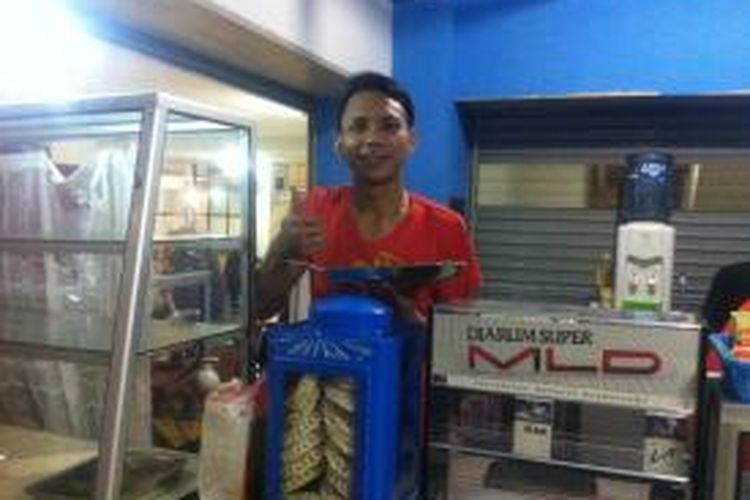 Mantan anggota Brimob Briptu Norman Kamaru beralih profesi menjadi penjual makanan di Kalibata City, Jakarta