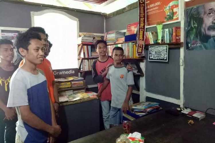 Remaja setempat di sela pemberian buku untuk Rumah Baca Barakate, Komunitas Hikayat Tanah Hitu, di Desa Hitu Mesing, Kecamatan Leihitu, Kabupaten Maluku Tengah, Minggu, (30/5/2017).