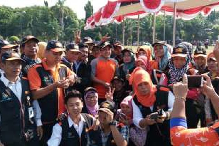 Bupati Banyuwangi Abdullah Azwar Anas saat berfoto bersama petugas sensus ekonomi di Taman Blambangan Banyuwangi Jumat (29/4/2016)