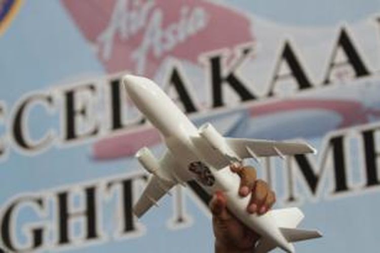 Komisi Nasional Keselamatan Transportasi (KNKT) menjelaskan kepada wartawan terkait hasil penyelidikan jatuhnya pesawat AirAsia QZ8501 dengan rute penerbangan Surabaya-Singapura pada 28 Desember 2014, di Jakarta, Selasa (1/12/2015).