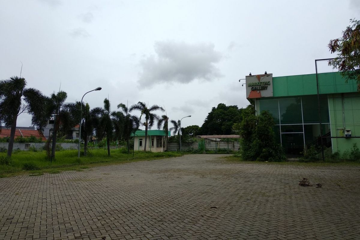 Kondisi lahan yang akan dibangun Apartemen Pondok Kepala Village di Pondok Kelapa, Jakarta Timur. Foto diambil pada Senin (27/11/2017). Rencana pembangunan apartemen tersebut mangkrak sejak 2013.