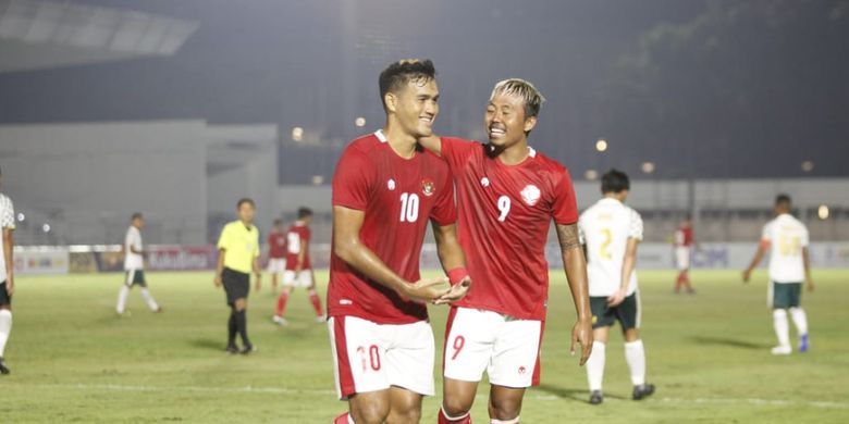 Penyerang timnas U22 Indonesia, M Rafli, merayakan golnya ke gawang Tira Persikabo bersama Kushedya Hari Yudo pada laga uji coba di Stadion Madya, Senayan, pada Jumat (5/3/2021).