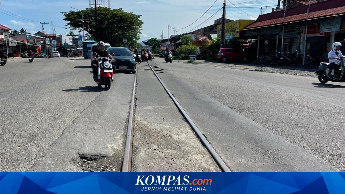 Pelintasan Sebidang Lubuk Buaya Padang Rusak Parah, Puluhan Pengendara Motor Jatuh Saat Hujan