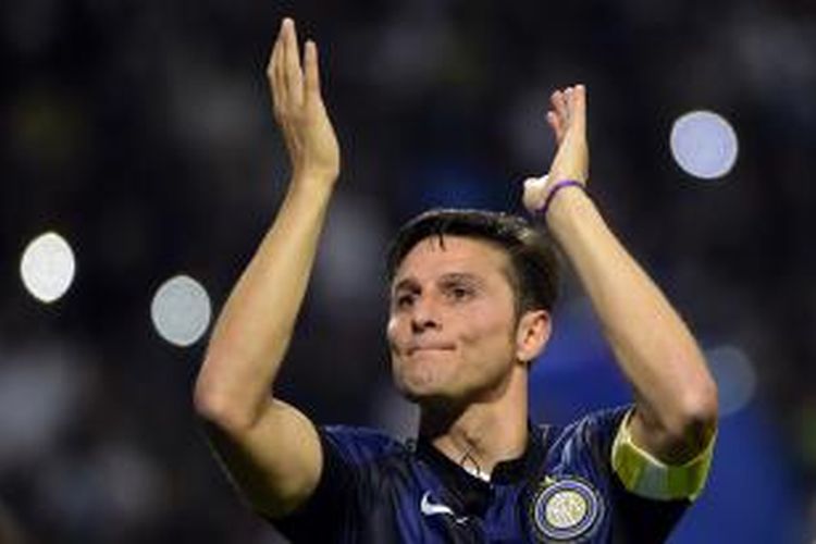 Kapten Javier Zanetti mengucapkan salam kepada suporter Inter Milan, usai laga Serie-A melawan Lazio, di Giuseppe Meazza, Sabtu (10/5/2014). Itu adalah laga terakhir Zanetti di Giuseppe Meazza, yang telah menjadi rumahnya sejak 1995. Zanetti telah memutuskan gantung sepatu pada akhir musim ini.