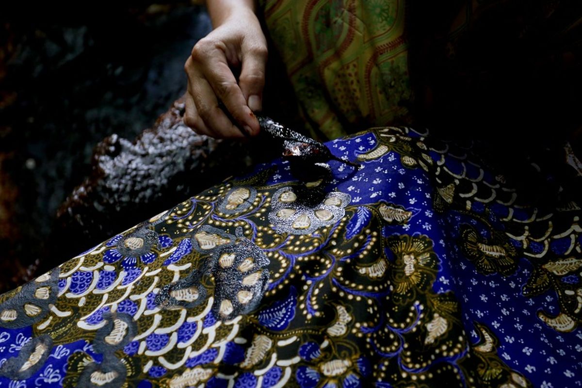 Ilustrasi batik - Seorang pembuat batik di Lasem, Kabupaten Rembang, Jawa Tengah.