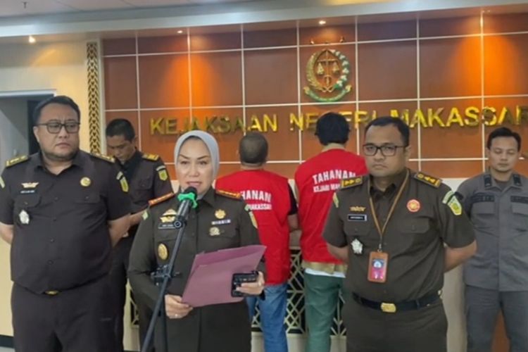 Kajari Makassar, Andi Sundari saat merilis kedua tersangka dugaan tindak pidana korupsi Pembangunan Gedung South Sulawesi Creative Hub (SSCH) pada Dinas Koperasi dan UMKM Provinsi Sulsel Tahun 2021 di Kantor Kejari Makassar, Kamis (4/7/2024).
