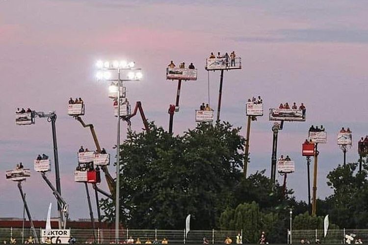 Penggemar balap motor menyewa crane untuk menonton balapan di Stadion ?u?lowy Motor, Lublin, Polandia