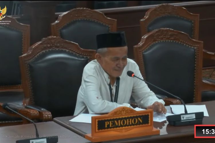 Perjuangkan Hak Pensiun, Kakek Pensiunan BUMN Menangis di Sidang MK