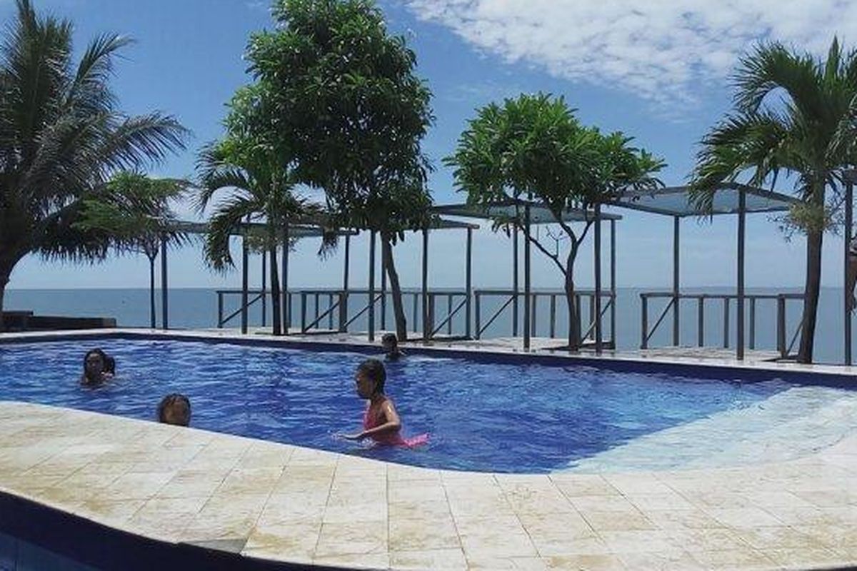 Kolam renang di Pantai Galesong, Kabupaten Takalar, Provinsi Sulawesi Selatan