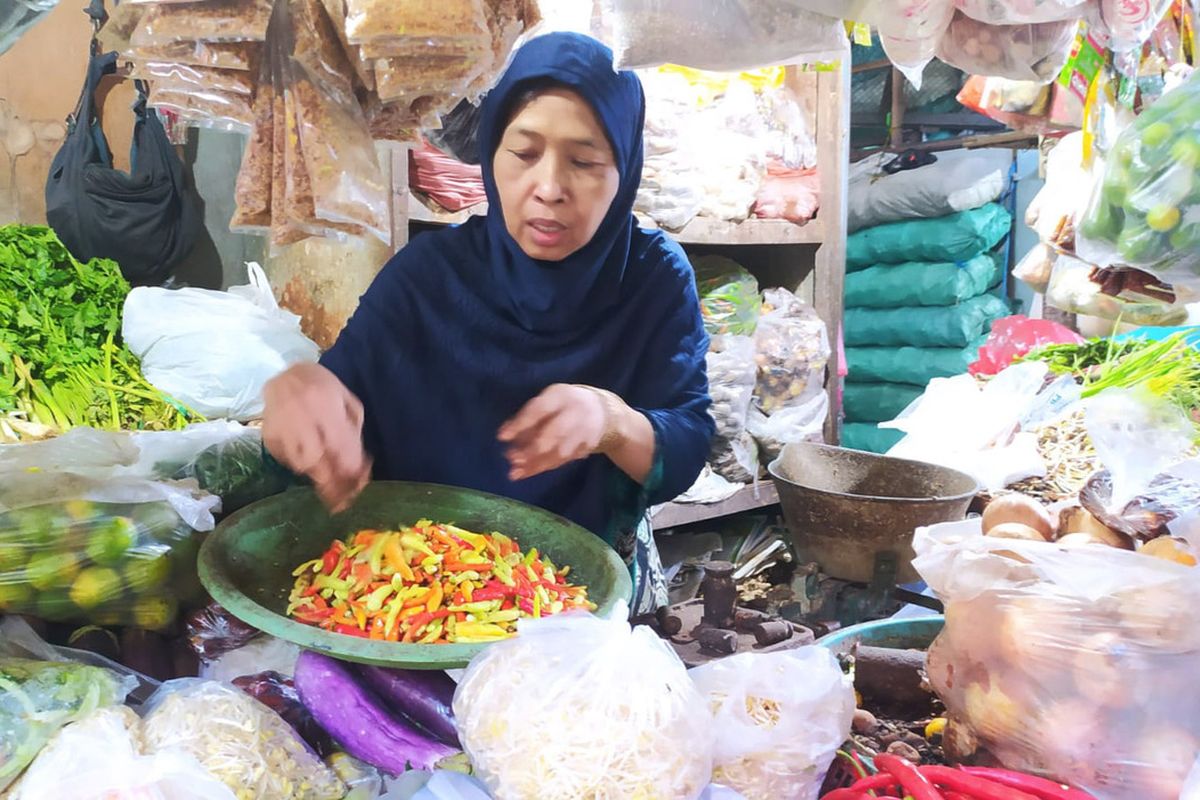 Dua pekan menjelang Bulan Ramadan, beberapa harga komoditas di pasar-pasar yang berada di Kabupaten Lamongan, Jawa Timur, terpantau mengalami kenaikan, Rabu (8/3/2023).