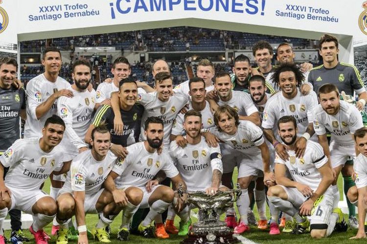 Para pemain Real Madrid berpose dengan Santiago Bernabeu Trophy.