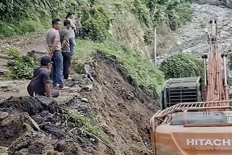 Akses Jalan Putus Pascabencana, Warga Bener Meriah Aceh Gotong Royong Bersihkan Material Longsor