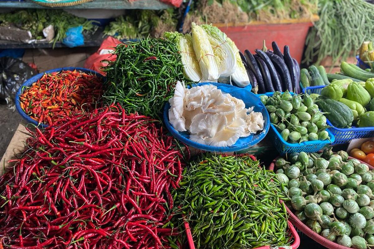 Cabai setan yang sebelumnya naik menjadi Rp 90 ribu, kini kembali naik menjadi Rp 100 ribu perkilogramnya di sejumlah pasar tradisional yang ada di Batam, Kepulauan Riau, Sabtu (11/11/2023).