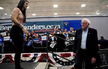 Di Nevada, Wanita Bertelanjang Dada Ganggu Kampanye Bernie Sanders ...