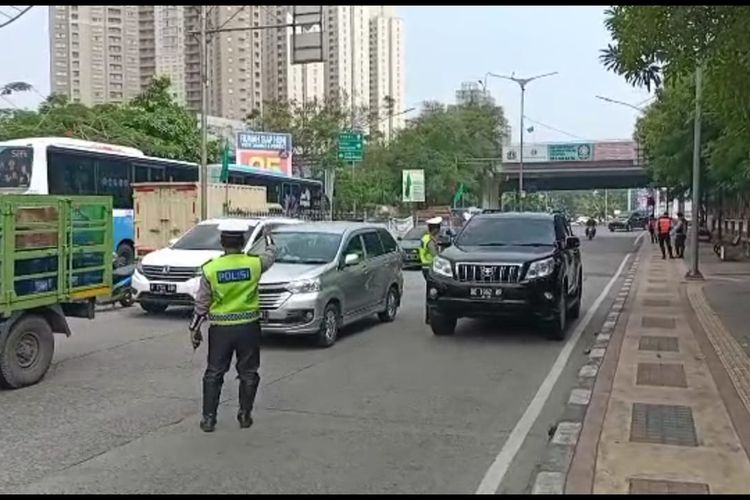 Satuan wilayah lalu lintas Jakarta Utara dan Suku Dinas Perhubungan Jakarta Utara melalukan sosialisasi kepada pengendara yang melintas di jalan Gunung Sahari terkait pemberlakukan ganjil genap (Gage) di kawasan tersebut, Senin (25/10/2021).