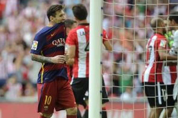 Lionel Messi gagal mengeksekusi penalti saat Barcelona menghadapi Athletic Bilbao, Minggu (23/8/2015). 