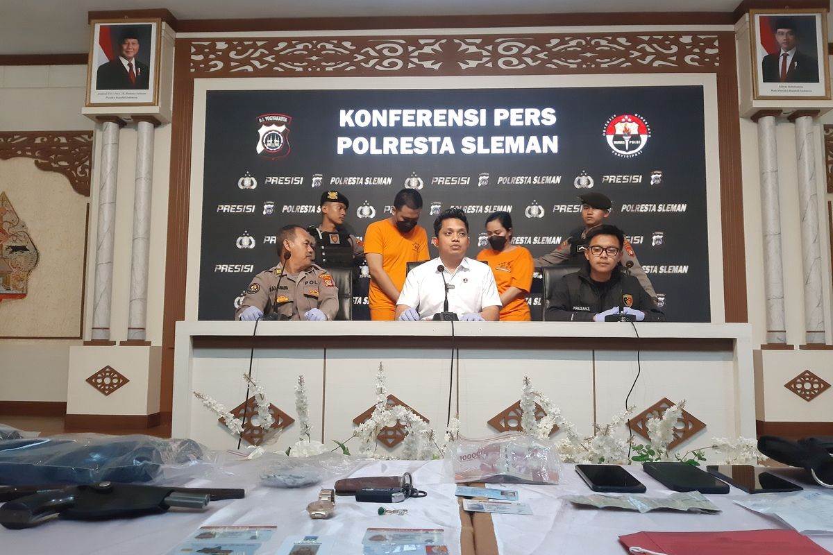 Sepasang kekasih yakni inisial BAP dan KKP yang ditangkap karena melakukan penyekapan dan pemerasan saat dihadirkan dalam jumpa pers di Polresta Sleman. Korban yang disekap oleh kedua pelaku berinisial WK warga Kabupaten Sleman.