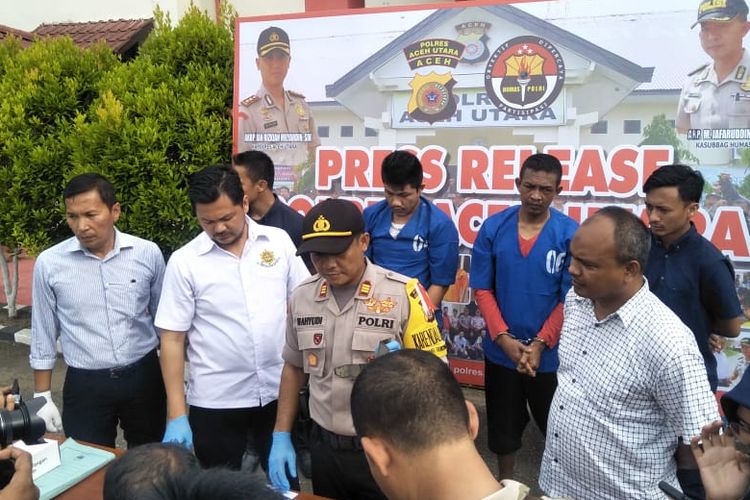 Kepala Bagian Operasi AKP Iswahyudi dan Kasat Reskrim Iptu Rezki Kholiddiansyah, memperlihatkan barang bukti dan tersangka dalam kasus rusuh Rutan Lhoksukon, di Mapolres Aceh Utara, Selasa (25/6/2019) sore.