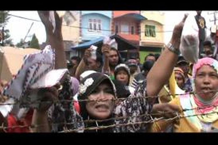 Para ibu dari Nagori Bah Tobu, Kecamatan Dolok Batu Nanggar, Kabupaten Simalungun saat berunjuk rasa ke Kejaksaan Negeri Simalungun di Jalan Asahan, Pematangsiantar, Sumatera Utara, Selasa (17/6/2014).