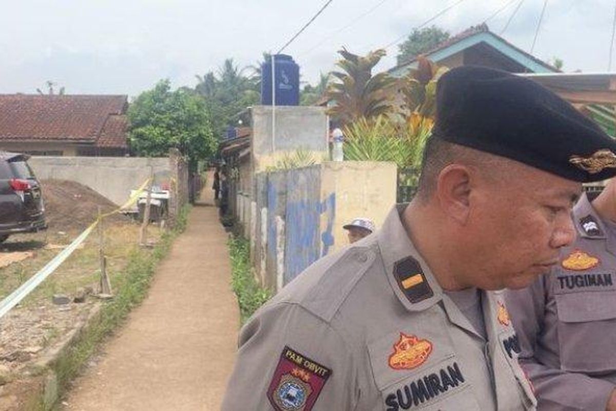 Puslabfor Polri dan Polda Metro Jaya melakukan penggalian makam korban pembunuhan yang dikubur di perkarangan rumah di Kampung Babakan Mande, Desa Gunungsari, Kecamatan Ciranjang, Kabupaten Cianjur, Kamis (19/1/2023).  

