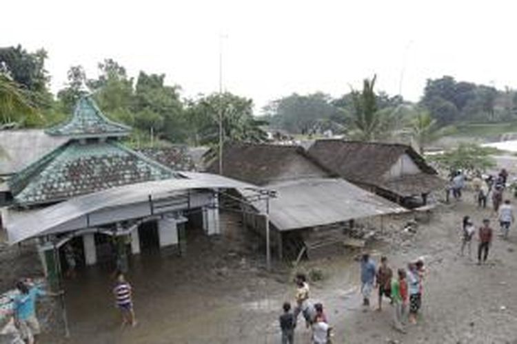 Kondisi rumah warga yang tertimbun lahar hujan di sekitar aliran Sungai Konto, Desa Darmawulan, Kediri, Jawa Timur, Rabu (19/2/2014). Lahar hujan letusan Gunung Kelud yang membawa material vulkanik ini merusak ratusan hektare sawah dan merusak 5 bangunan yang berdiri di sisi sungai. 