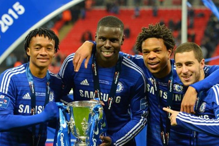 Bek Chelsea, Kurt Zouma (tengah). 