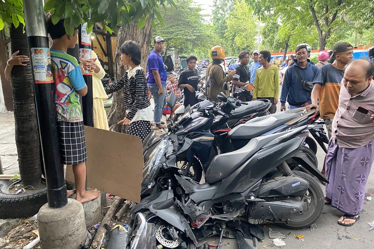 Salah satu sepeda motor usai ditabrak ambulans berlogo partai di Surabaya, Minggu (25/2/2024).