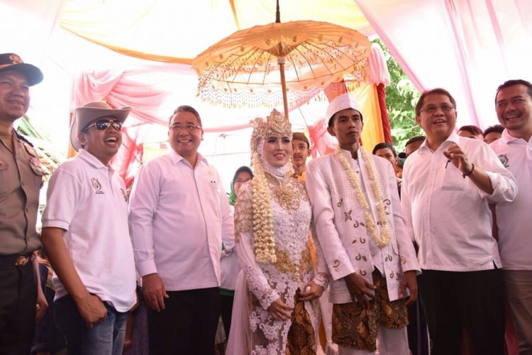 Menteri Desa Pembangunan Daerah Tertinggal dan Transmigrasi Eko Putro Sandjojo  (tiga dari kiri), Menkominfo Rudiantara (dua dari kanan) dan Bupati Dedi Mulyadi (dua dari kiri) saat menjadi tamu tak diundang di pernikahan warga Purwakarta, Minggu (10/12/2017).