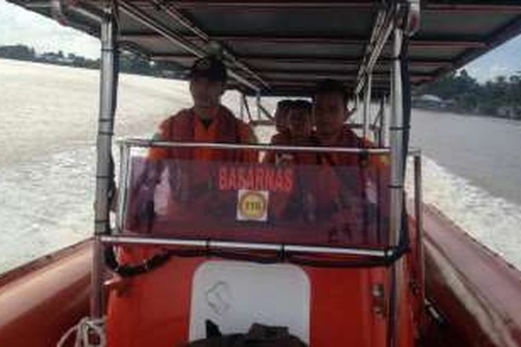 Personel SAR Pontianak saat berangkat menggunakan RIB menuju lokasi tabrakan Speedboat di Perairan Batu Ampar, Kabupaten Kubu Raya (13/11/2016)