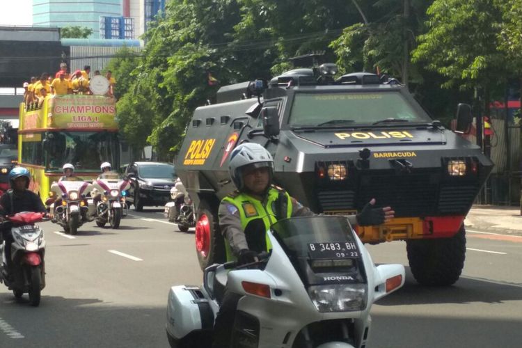 Pawai kemenangan tim Bhayangkara FC di Surabaya.