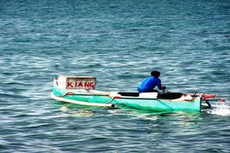 Salah seorang nelayan menjaring ikan di perairan Kepulauan Selayar.