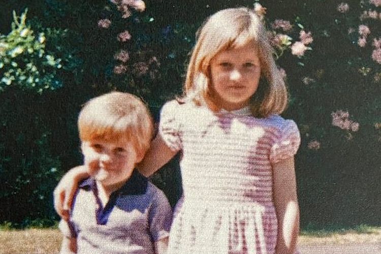 Foto langka Putri Diana bersama adiknya, Charles Spencer