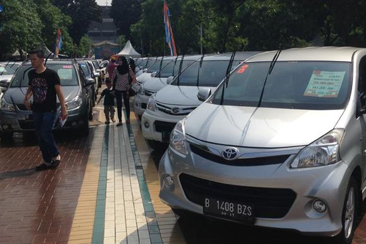Konsumen yang datang pada Weekend Surorise Mobil88 2015 di Parkir Timur Senayan.