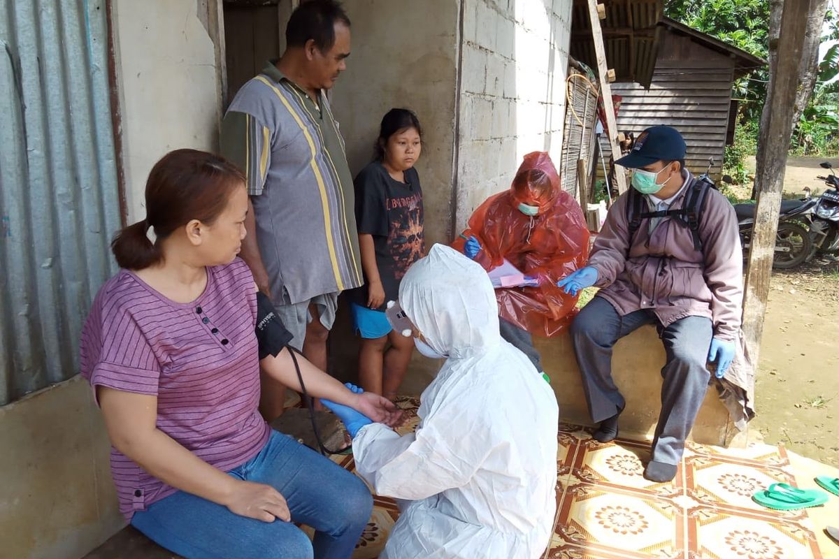 Cek kesehatan masyarakat oleh pemerintah guna antisipasi persebaran corona.