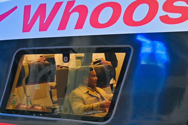 Presiden Prabowo Subianto naik kereta cepat Whoosh menuju Bandung, Jawa Barat, Rabu (6/8/2025) malam. 