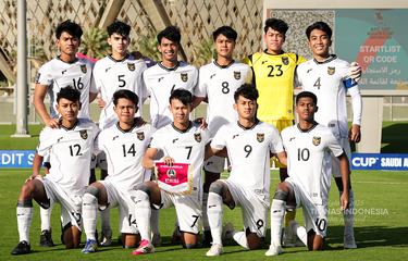 Skuad Timnas U17 Indonesia berpose sebelum duel perempat final Piala Asia U17 2025 Timnas U17 Indonesia vs Korea Utara digelar di King Abdullah Sports City Hall Stadium, Jeddah, Senin (14/4/2025).&nbsp;