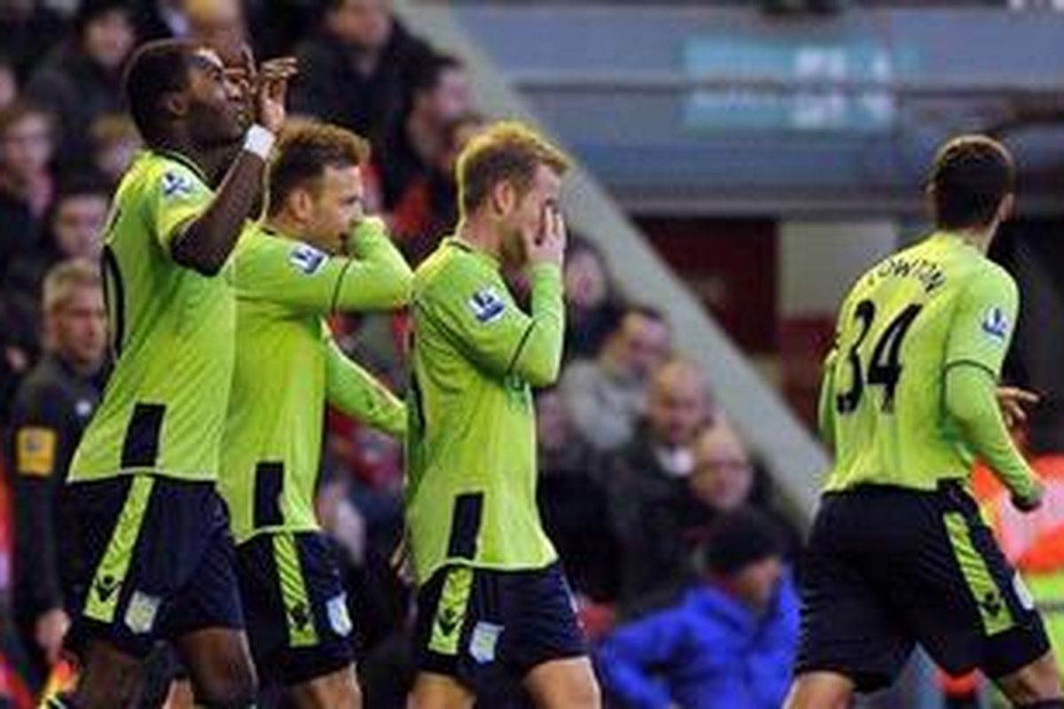 Ekspresi penyerang Aston Villa, Christian Benteke (kiri), setelah membobol gawang Liverpool, pada laga Premier League, di Anfield, Sabtu (15/12/2012). 
