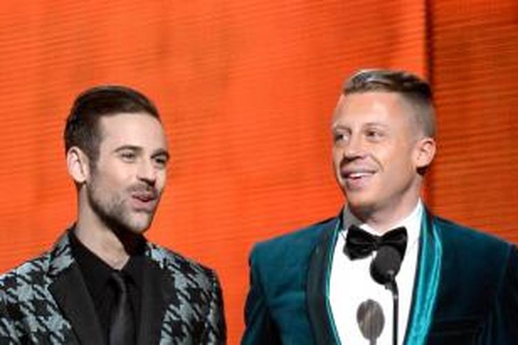 Rapper Ryan Lewis (kiri) and Macklemore menerima penghargaan the Best New Artist GRAMMY Awards.