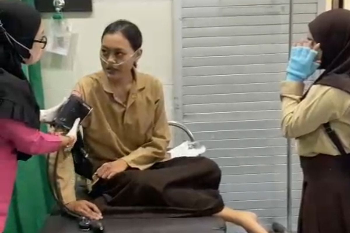 Foto: Petugas medis sedang merawat korban kebakaran toko swalayan pada Minggu (17/11/2024).